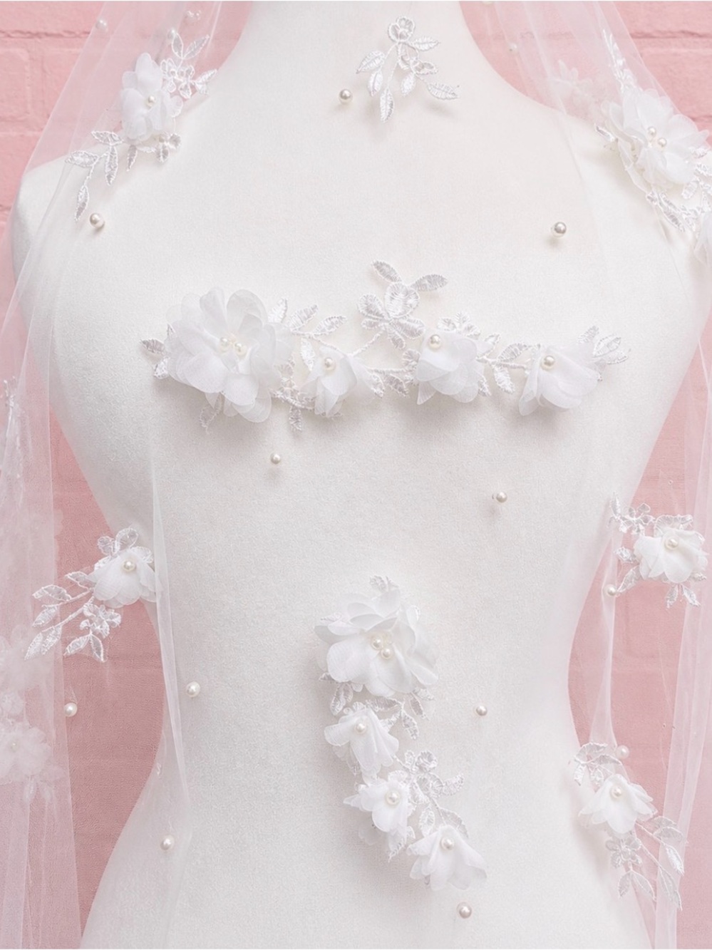 Elegant 3-D Floral Pearl Wedding Veil - Picture 5 of 9